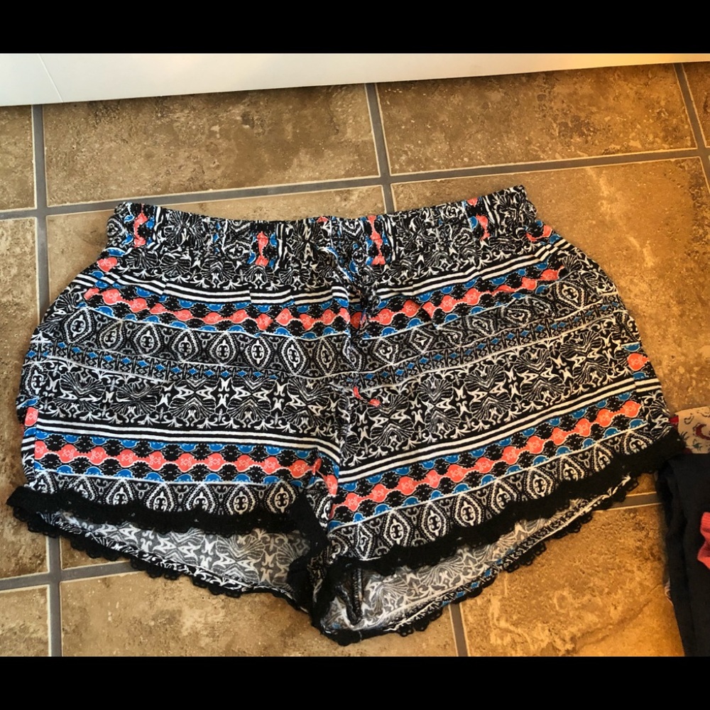 XL CHARLOTTE RUSSE 3 IN SHORTS W/ELASTIC WAIST